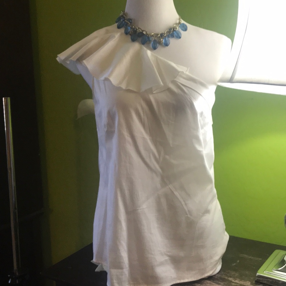 Adorable white off one shoulder shirt from Ny & Co